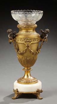 null Vase en cristal taillé et bronze ciselé, doré ou patiné et albâtre; le réceptacle...