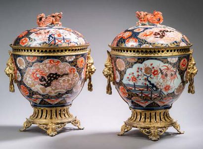 SAMSON Paire d'importants vases pots-pourris en porcelaine «Imari» à larges réserves...