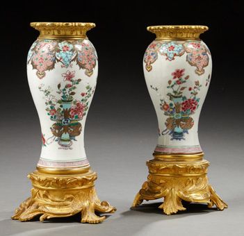 null Compagnie des Indes Paire de vases en porcelaine «famille rose» et bronze ciselé...