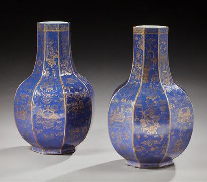 CHINE Paire de grands vases octogonaux à haut col en porcelaine à décor émaillé or...