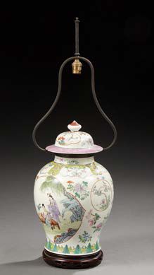 CHINE Vase en porcelaine monté en lampe
XIXe siècle.
Dim.: 69,8 cm