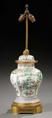 CHINE Vase en porcelaine monté en lampe
XIXe siècle.
Dim.: 71,12 cm