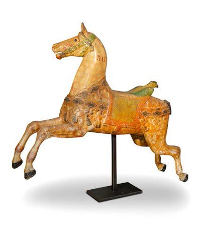 Friedrich HEYN Cheval de manège en bois sculpté et polychrome; il est présenté galopant...