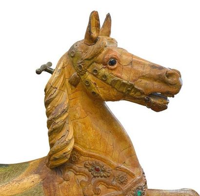 Friedrich HEYN Cheval de manège en bois sculpté et polychrome; il est présenté galopant...
