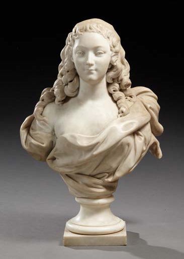 null Buste en marbre blanc de Carrare représentant une jeune femme en cheveux, la...