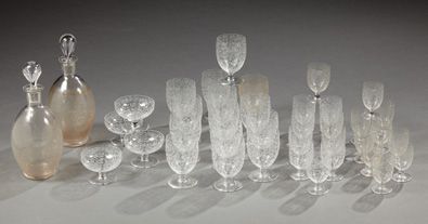BACCARAT, attribué à Important service de verre en cristal composé de deux carafes...
