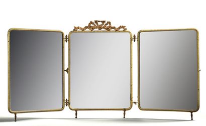 null Miroir triptyque en bronze ciselé, moleté ou doré; la feuille principale à décor...