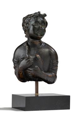null Petit buste en bronze patiné représentant Diane tenant un oiseau contre sa poitrine.
Ancien...