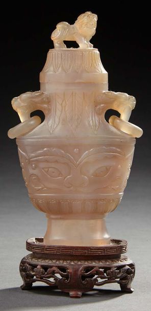 CHINE Une urne couverte en agate sculpté à deux anses figurant des têtes de chimères...