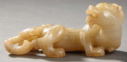 CHINE Belle figurine en jade sculptée beige claire et traces de rouille représentant...