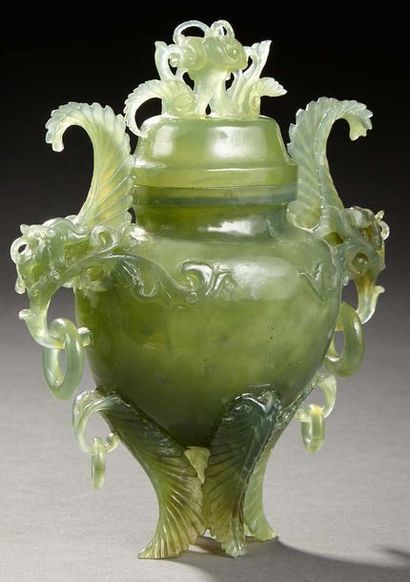 CHINE Vase couvert en pierre dure verte, les pieds, la prise et les anses richement...
