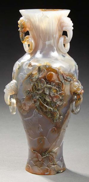 CHINE Vase de forme balustre en agate rubanée avec trace de racines (rouille), sculpté...