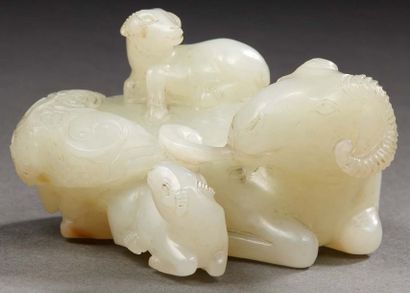 CHINE Très rare petit groupe en jade blanc sculpté avec quelques traces de rouille...