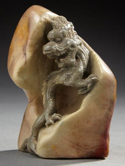 CHINE Sculpture en stéatite représentant un dragon juché sur un rocher.
Vers 1900-1930.
H....