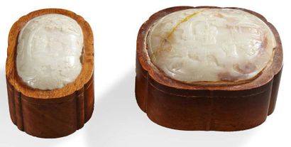 CHINE Deux boites ovales en bois côtelé, les couvercles incrustés de plaquettes en...