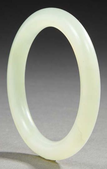 CHINE Bracelet circulaire en jade claire sculpté.
XXe siècle.
Diam. : 8 cm