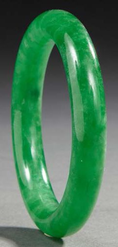 CHINE Bracelet circulaire en jade vert sculpté.
XXe siècle.
Diam. : 8 cm
(ce vert...