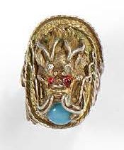 CHINE Bague en argent doré representant une tête de dragon ensserrant une perle de...