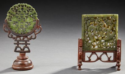CHINE Deux petits écrans de lettré miniature en jade vert sculpté et ajouré, l'un...