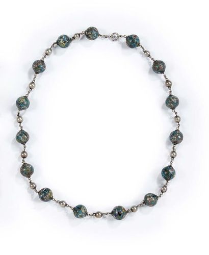 CHINE Collier fait de perles en bronze cloisonné à fond turquoise décoré en polychromie...