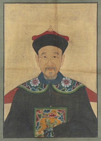 CHINE Portrait d'un dignitaire en buste, peint en polychromie.
Période Qing (1644-1912).
Dim....