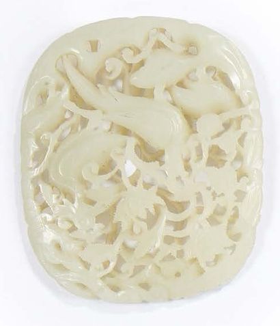 CHINE Plaquette ovale ajourée en jade claire sculptée de trois oiseaux encadrés de...