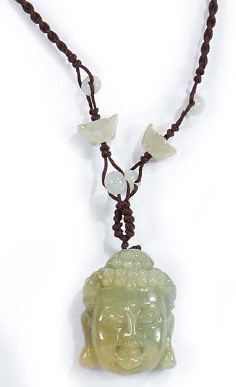 CHINE Tête de bouddha en jade vert sculpté monté en pendentif.
Epoque moderne.
L....