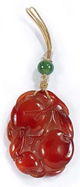 CHINE Pendentif en agate rouge representant des oiseaux branchés parmis des pèches...