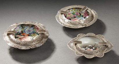 CHINE Ensemble de trois bols en porcelaine décorés de fleurs polychrome montés en...