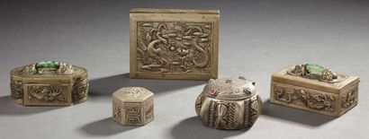 ASIE DU SUD EST Cinq boites couvertes en métal argenté à décors divers de dragons...