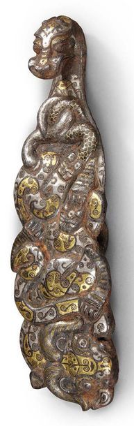 CHINE Exceptionnelle grande agrafe en acier damasquiné à multiples motifs patinés...