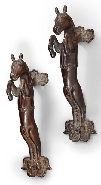 CHINE Deux bronzes d'applique à patine brune laqué représentant des chevaux debouts
Pièce...