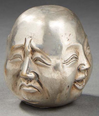 CHINE Presse en métal argenté figurant une tête de bouddha à quatre visages.
XXe...
