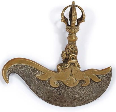 NEPAL Instrument bouddhique en bronze et fer gravé pour trancher
XXe siècle
H. :...
