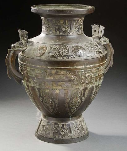 CHINE Grand vase d'autel de forme balustre en bronze à patine brune à deux anses...