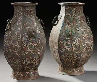 JAPON Paire de vases en bronze cloisonné de forme balustre à pans coupés, décorés...