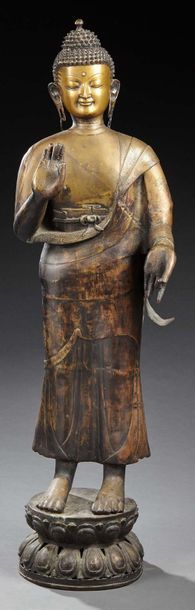 ASIE DU SUD EST Important bouddha en bronze debout sur double socle lotiforme.
XXe...