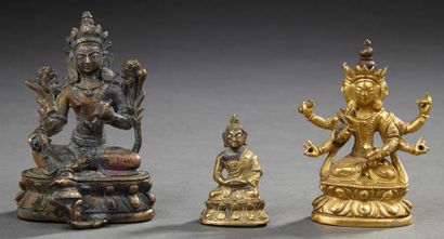 NEPAL Trois figurines tutélaires du bouddhisme en bronze dont deux dorées.
XXe siècle.
H....