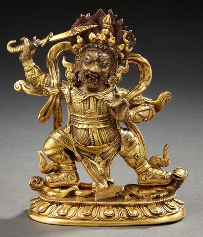 ART SINO-TIBETAIN Figurine en bronze doré représentant un gardien sur un socle lotiforme.
XXe...