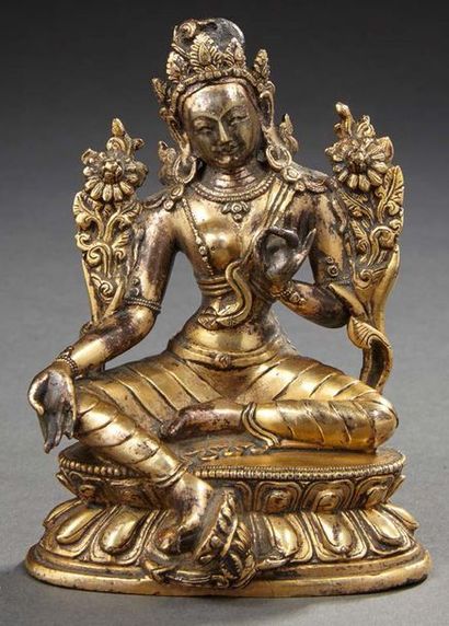 NEPAL Figurine en bronze doré représentant Tara assise sur un socle à double paroi...