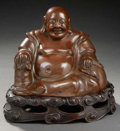 JAPON Bouddha souriant assis en bronze à patine brune incrusté de nuages et de symboles...