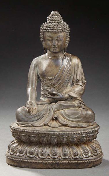 CHINE Figurine en bronze à patine gris vert représentant un bouddha Sakyamuni assis...