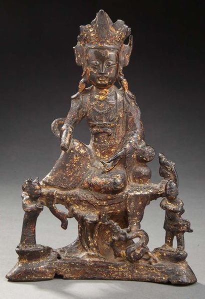 CHINE Rare et élégant groupe en bronze laqué rouge et or représentant la déesse Guanyin...