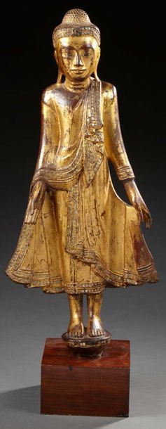 THAÏLANDE Figurine en bois sculpté doré représentant un bouddha debout les bras ouverts...