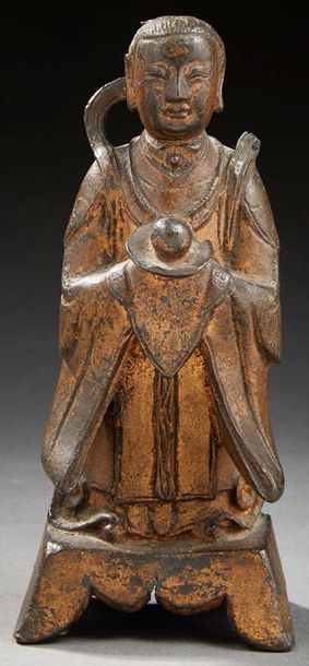 CHINE Bouddha en bronze patine dorée et laquée.
XVIIIe siècle.
H. : 11,5 cm
(man...