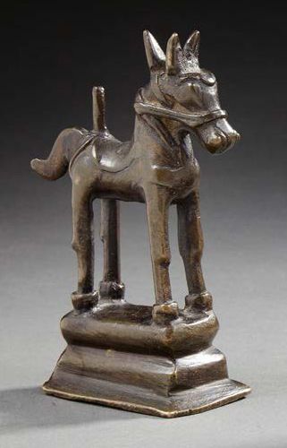 CHINE Figurine en bronze à patine brune représentant un cheval stylisé debout sur...