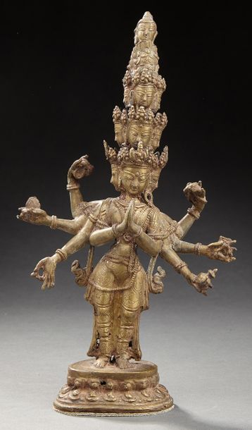 ASIE DU SUD EST Figurine en bronze représentant Avalokiteshvara debout, à huit bras...