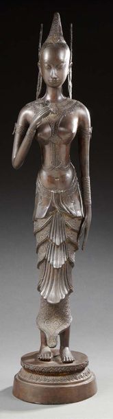 ASIE Grande statue de divinité féminine en bronze sur son socle.
XXe siècle.
H. :...