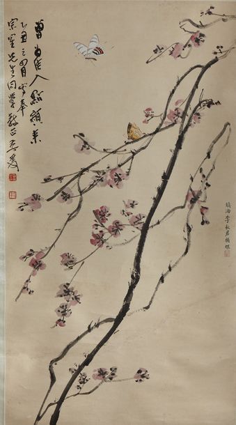 CHINE ZHANG Daqian, style de Rouleau figurant une fleur de prunus et papillon.
XXe...