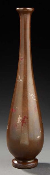 JAPON Vase soliflore à col étroit en bronze incrusté d'étain de cuivre et d'argent...